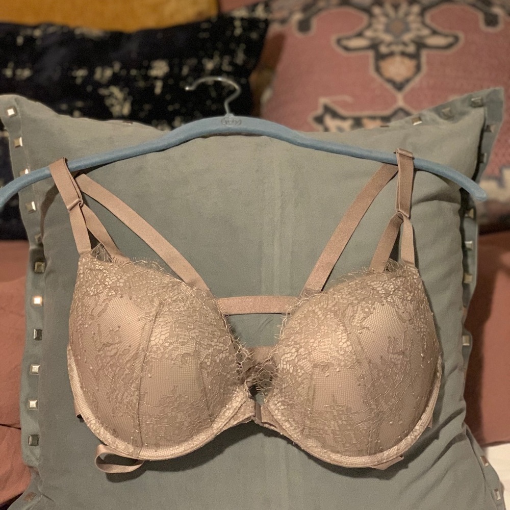 Victoria’s Secret Very Sexy Push-Up Bra (32DD) w/ front-clasp